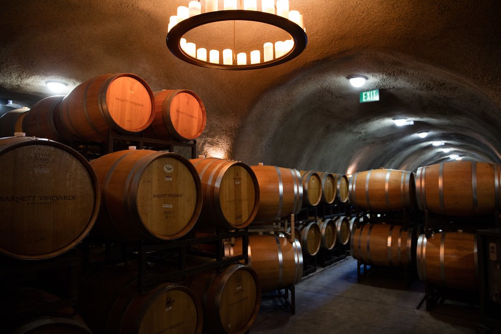 Bodega subterránea con barricas en una cueva, a la que se suele bajar por escaleras