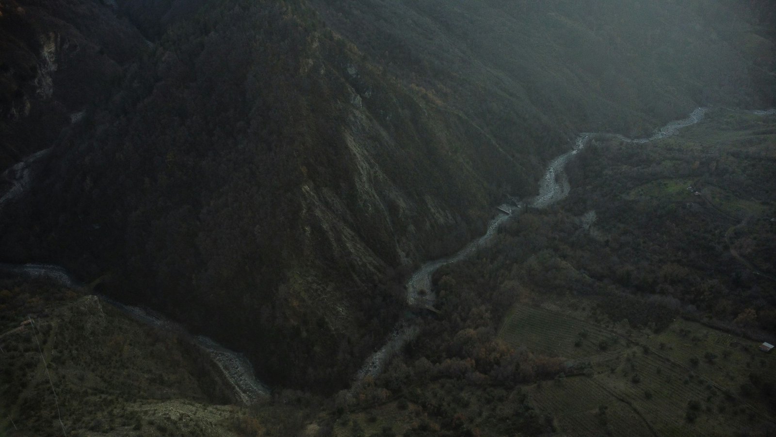Valle del Cabriel, Reserva de la Biosfera, con el río encajado entre laderas de monte