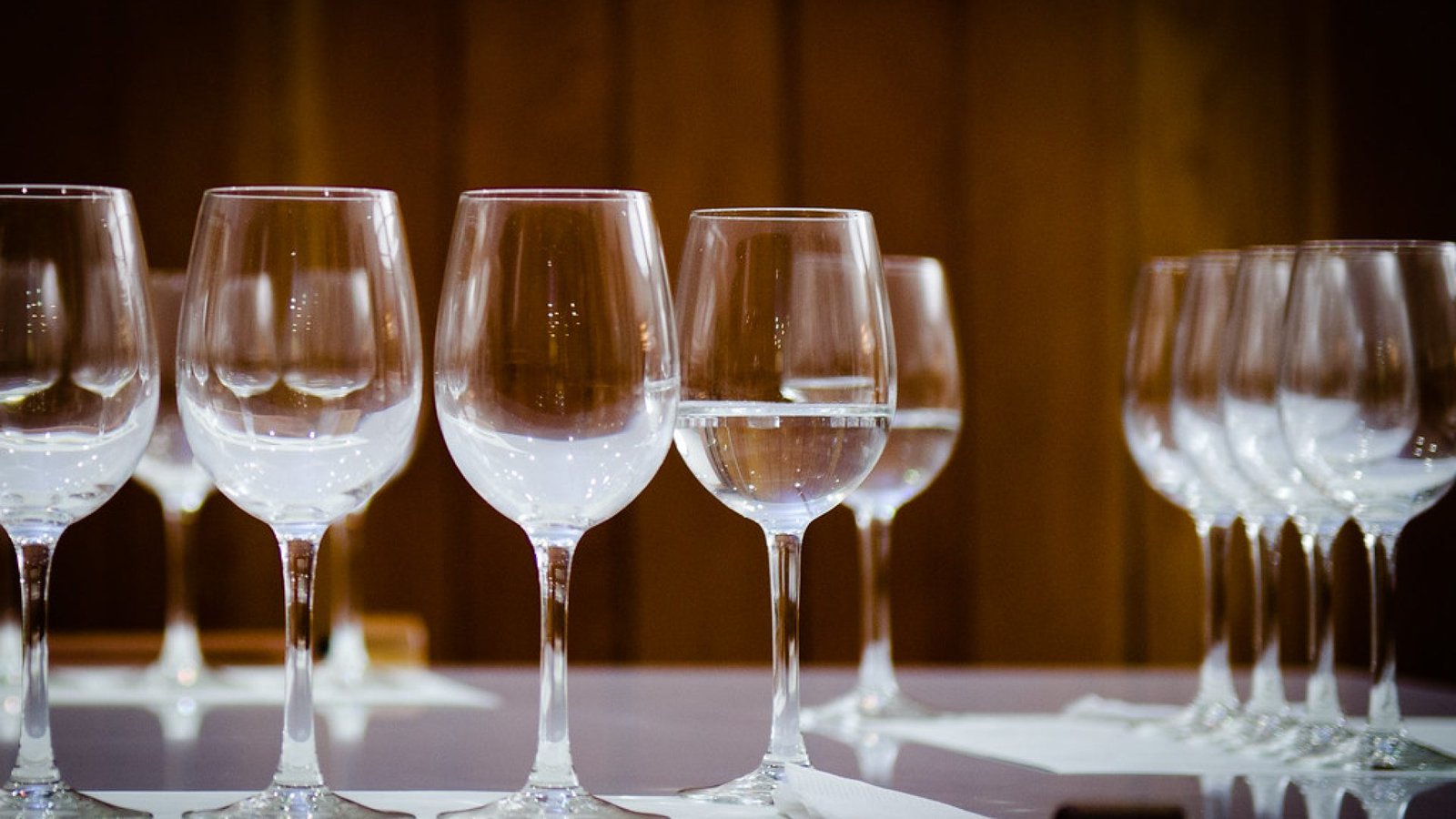 Copas de vino iguales preparadas sobre la mesa para una cata en casa
