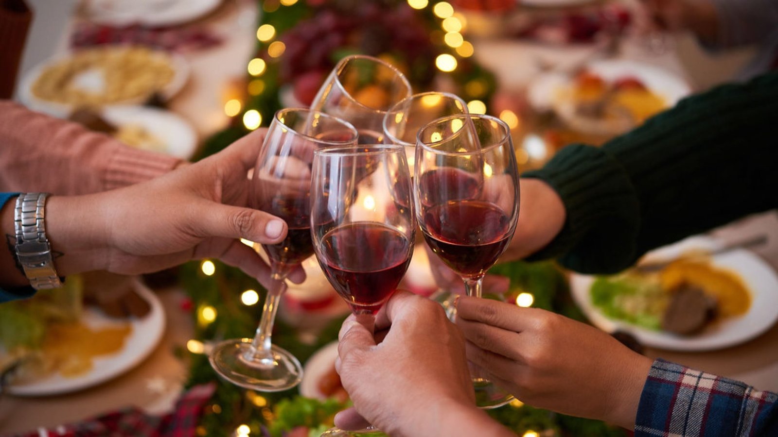 Amigos brindan con copas de vino tinto en una cata en casa