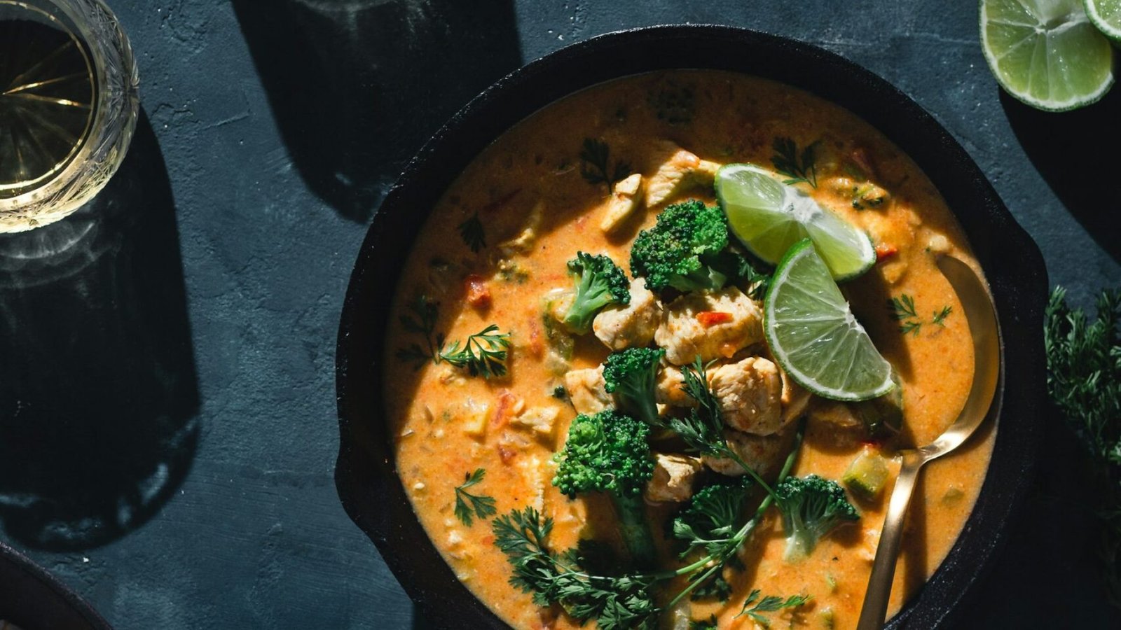 Curry tailandés picante junto a una copa de vino para maridar la comida muy picante