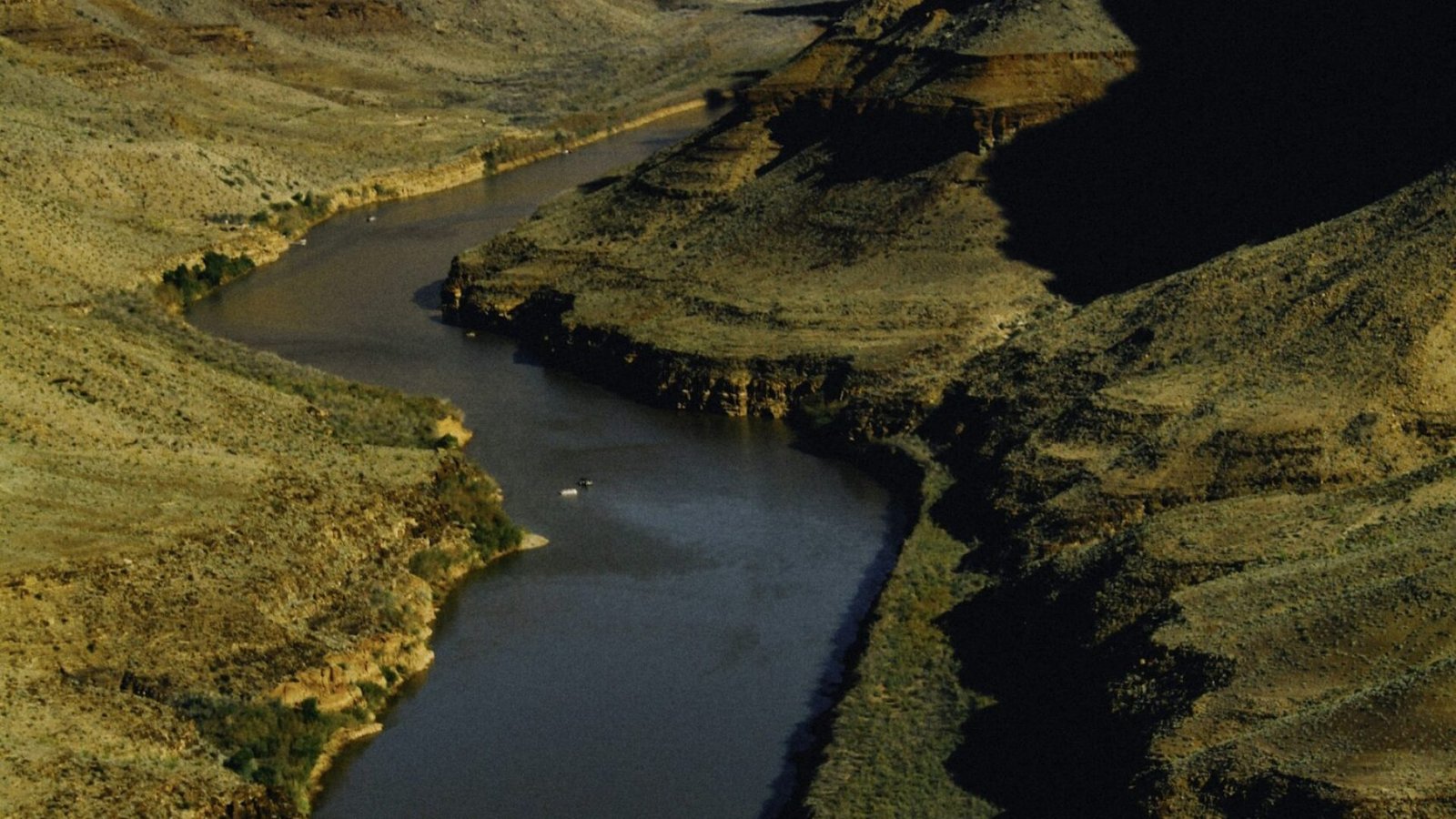 Río Cabriel encajado entre paredes de roca en las Hoces