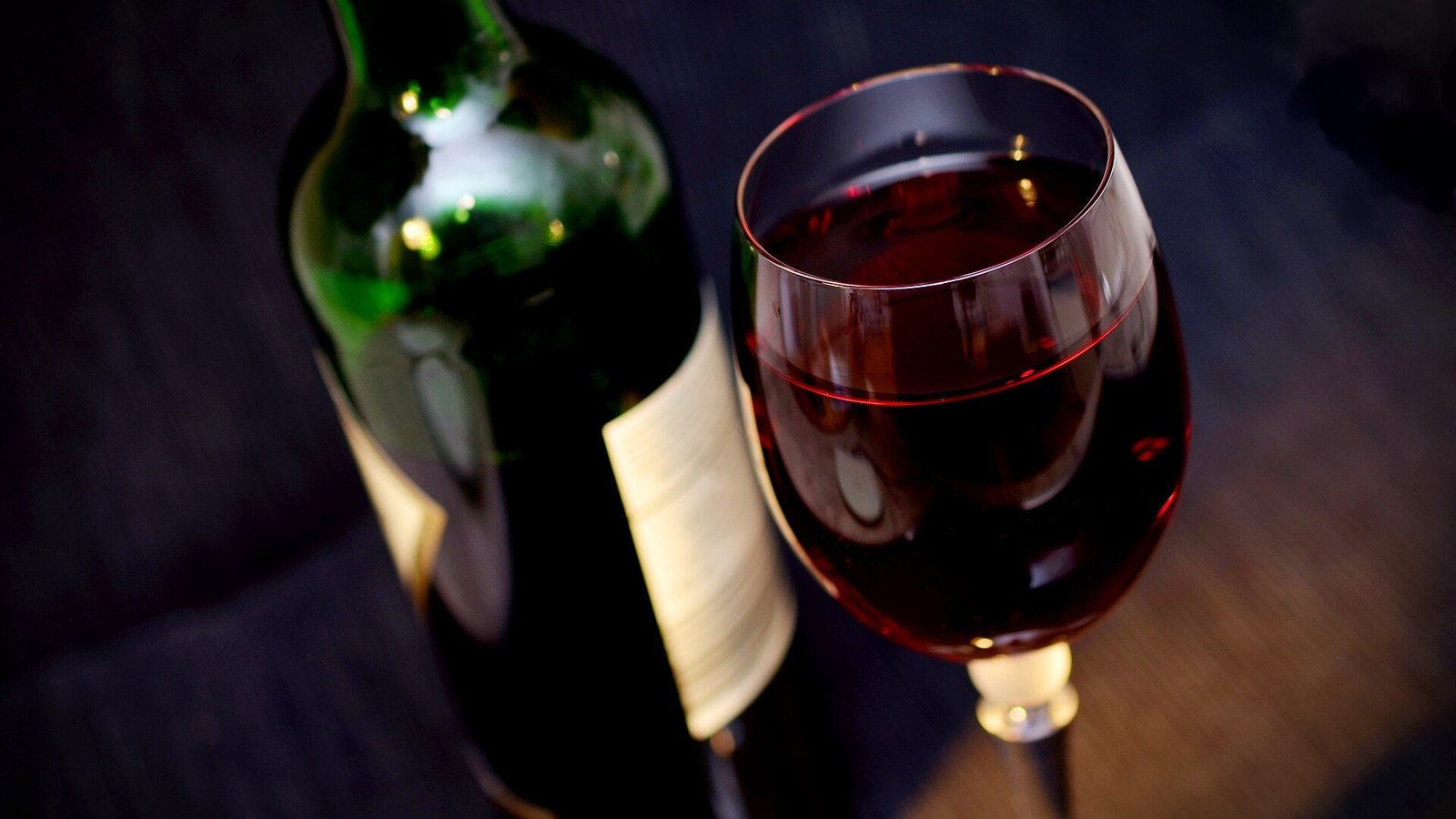 Botella y copa de vino tinto DO Utiel-Requena listas para disfrutar