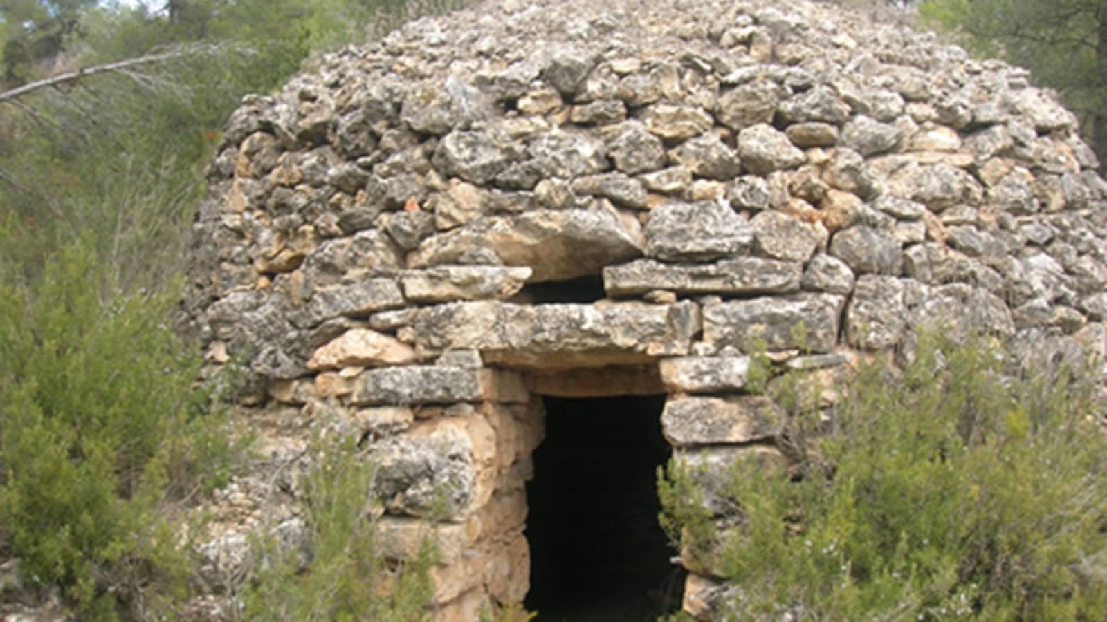 Cuco de piedra seca tradicional en el entorno de los viñedos de Vinos y Sabores Ecológicos, La Portera