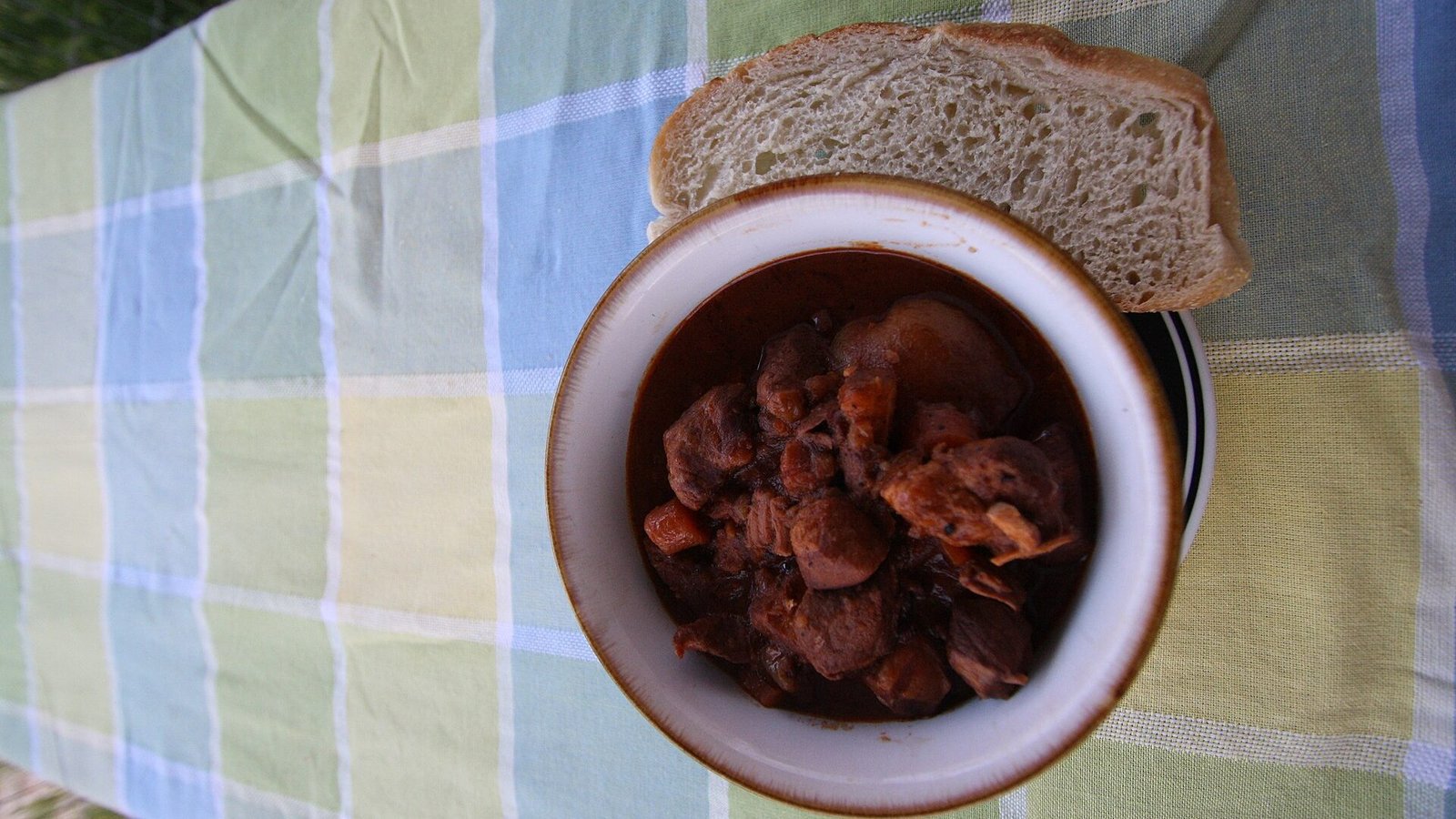 Guiso de carne cocinado con vino tinto, una salida para el vino que no te gusta
