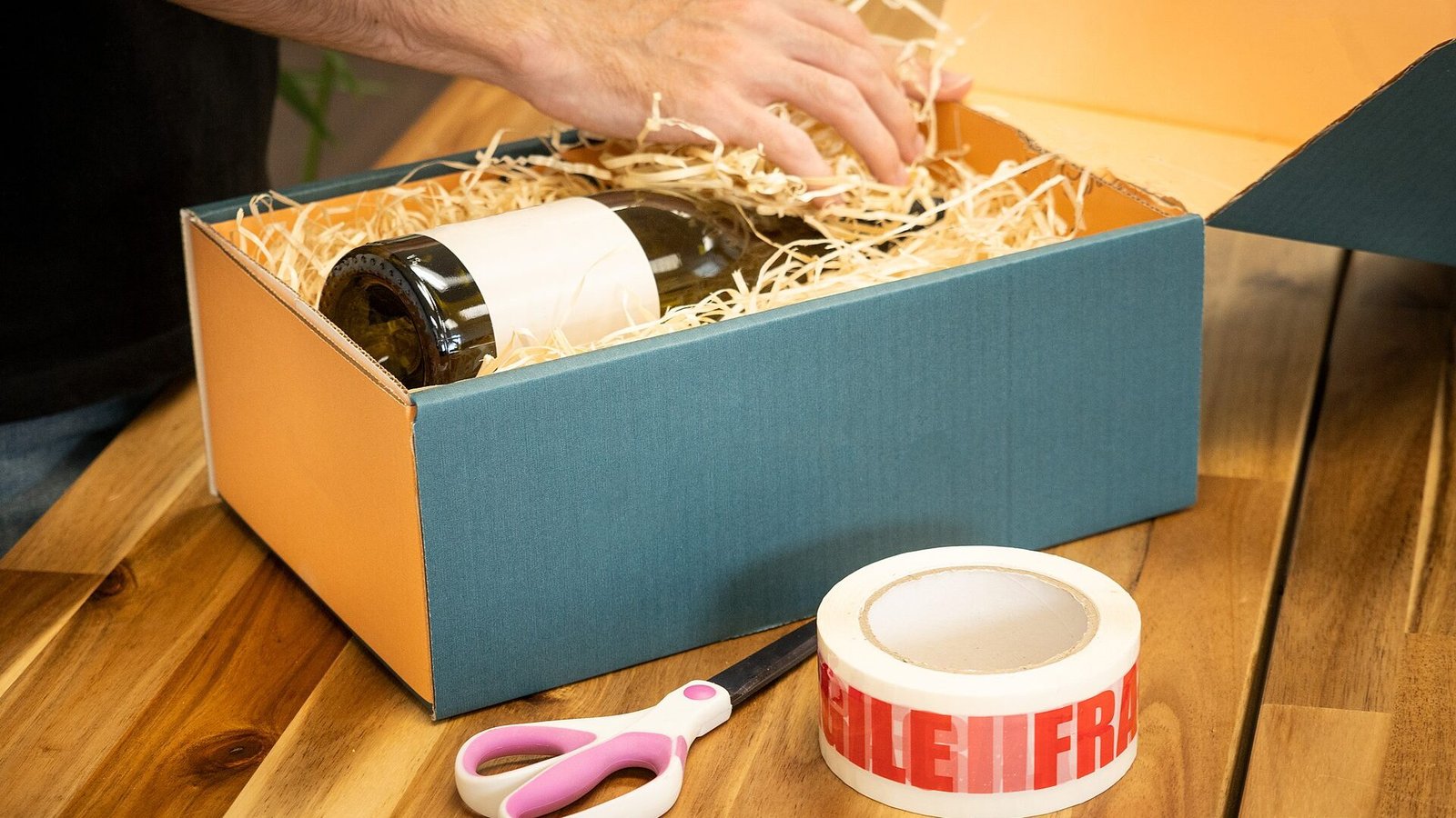 Botella de vino preparada como regalo en una caja: qué hacer si te regalan un vino que no te gusta