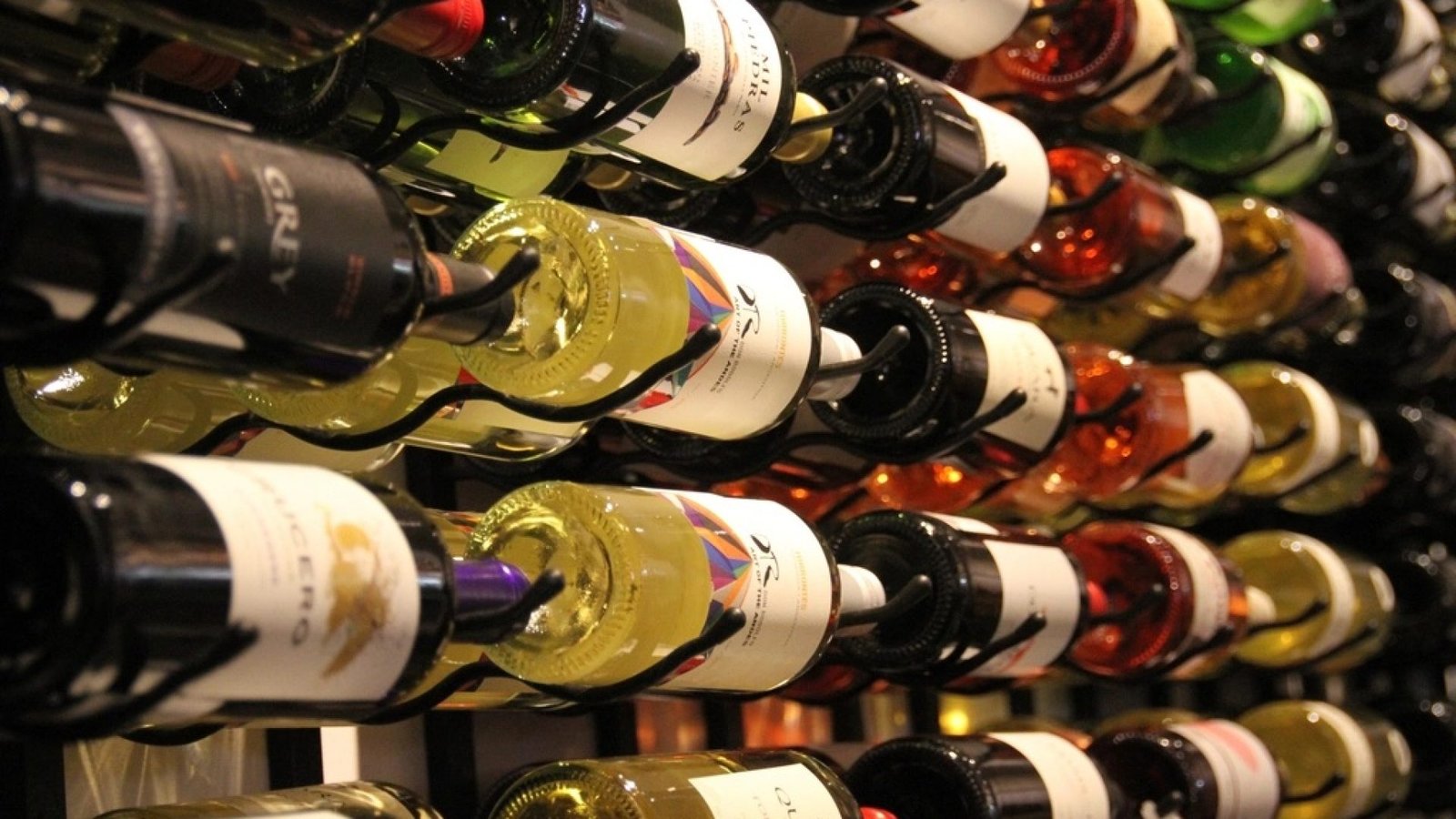 Botellas de vino con etiquetas en una vinoteca de la DO Utiel-Requena
