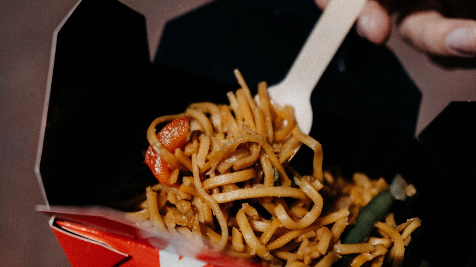 Comida china a domicilio en la mesa: qué vino DO Utiel-Requena pedir