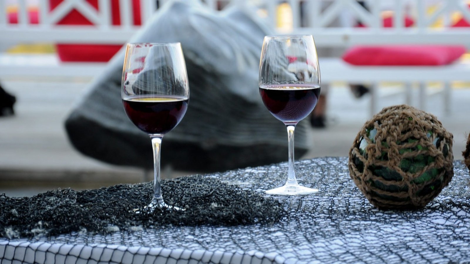 Dos copas de vino tinto, una junto a la otra, comparando Rioja y Bobal