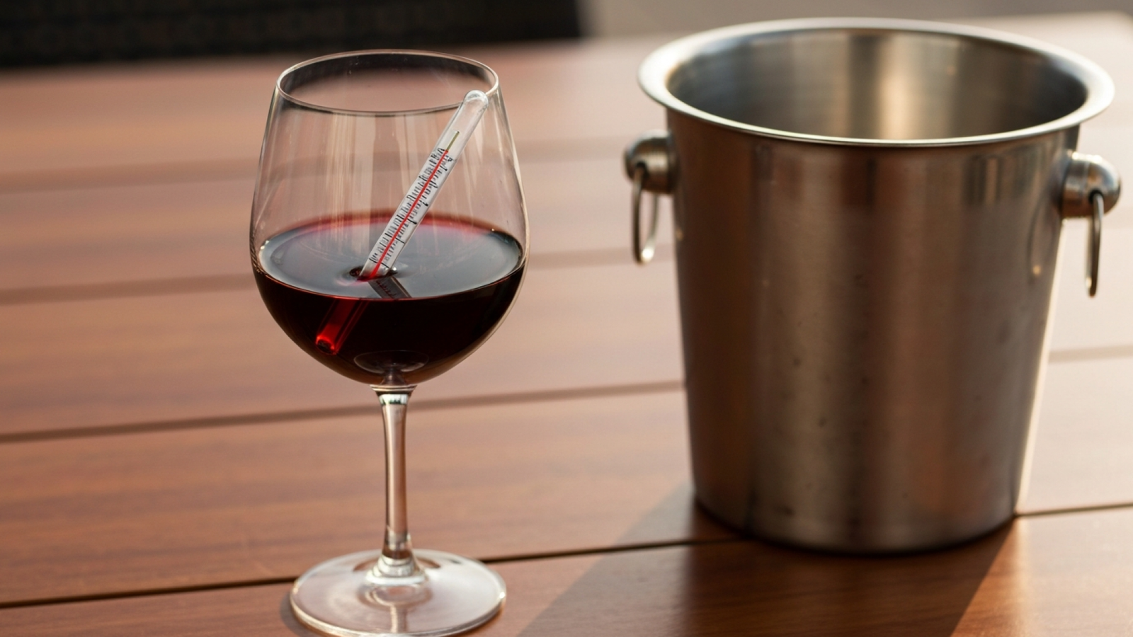 Ilustración del artículo: temperatura tinto verano