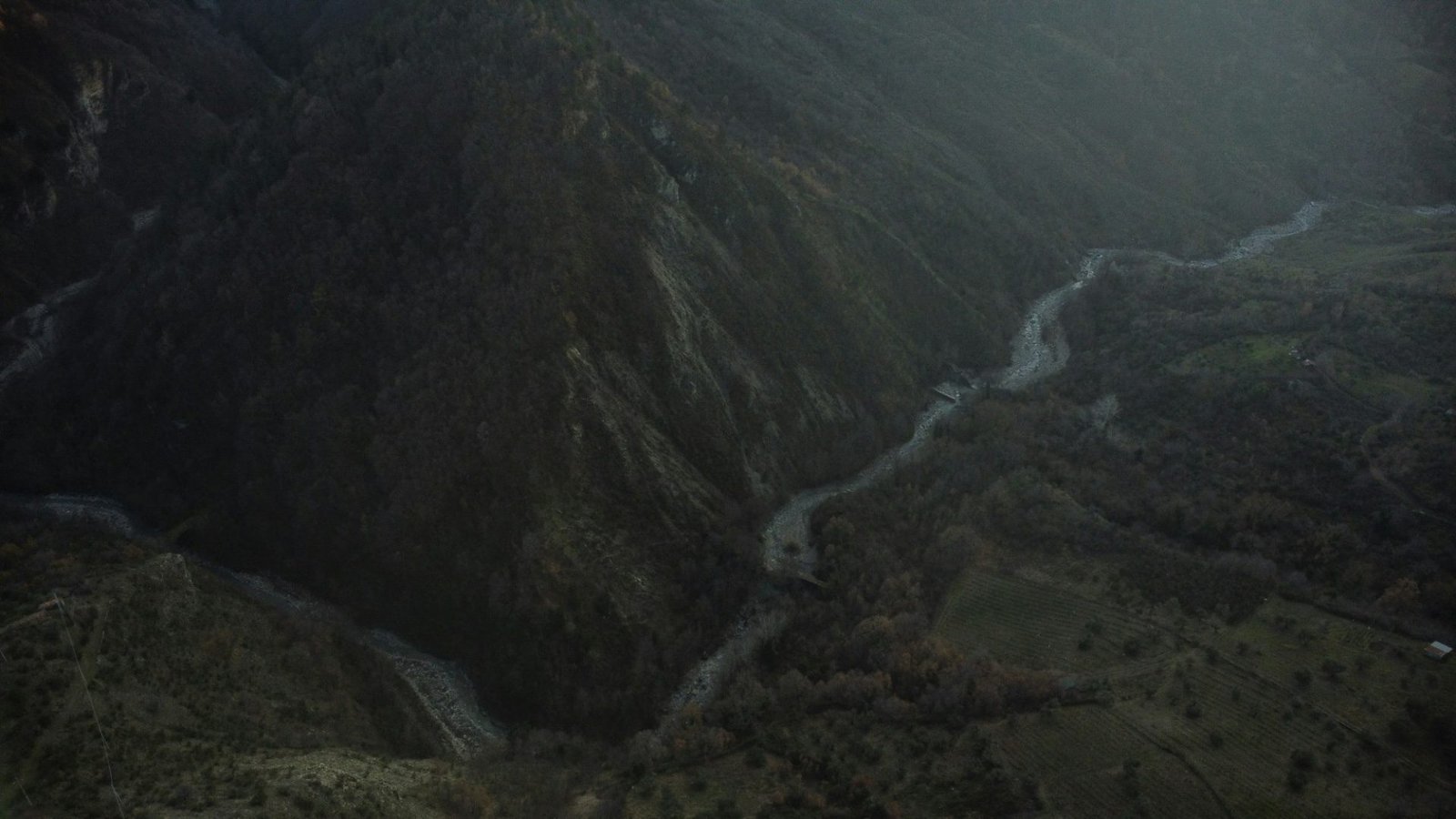 Valle del Cabriel, Reserva de la Biosfera, con el río entre laderas de monte