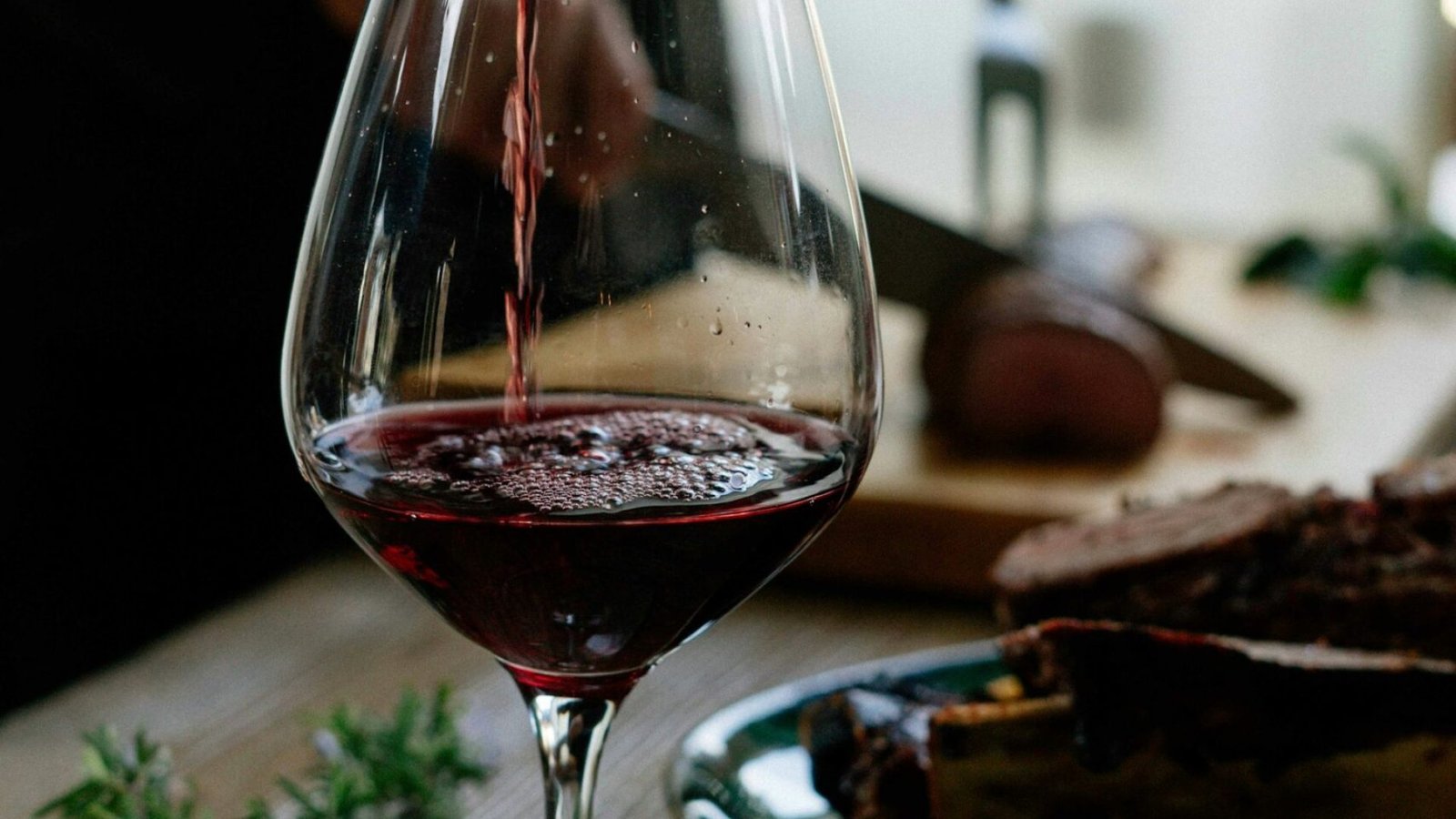 Copa de tinto joven de Bobal servida junto a una tabla de embutido para el almuerzo