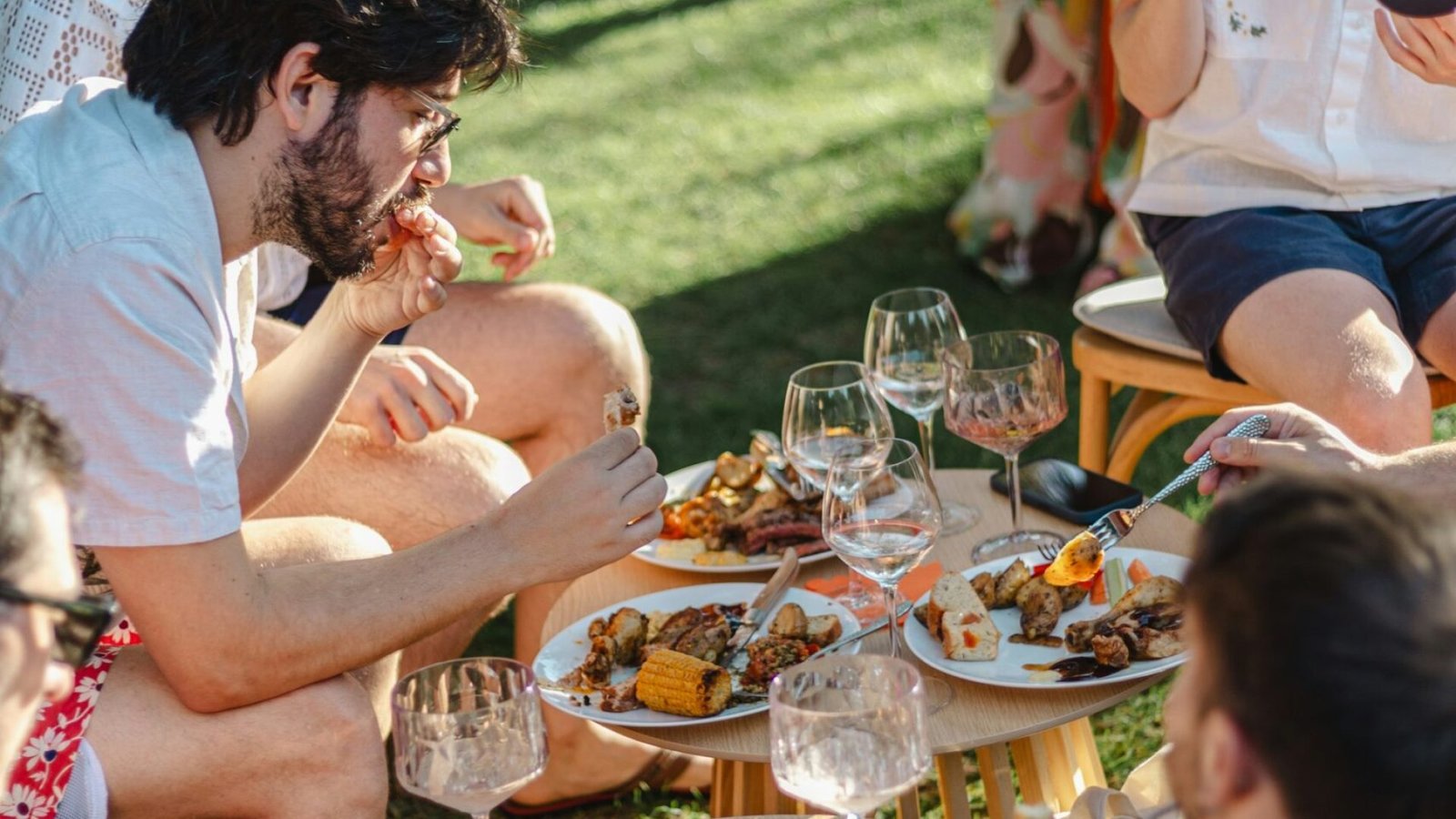 Barbacoa de verano con amigos y copas de vino tinto y rosado de la DO Utiel-Requena