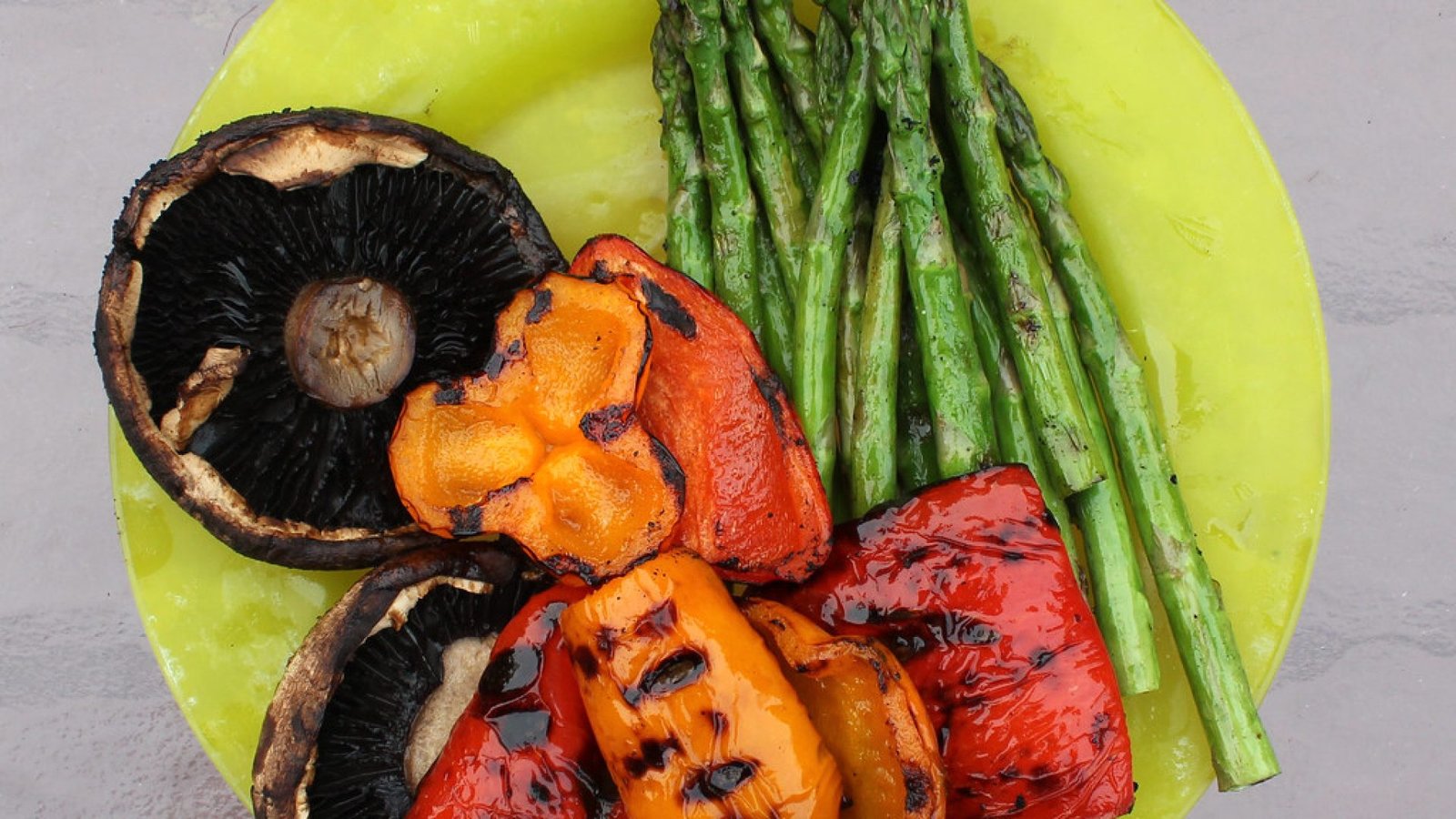 Plato de verduras a la brasa con esparragos, pimientos y setas para maridar con vino DO Utiel-Requena