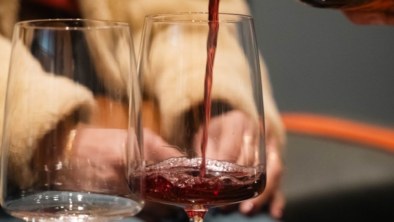 Sirviendo una copa de vino tinto para comprobar su aroma al abrir la botella